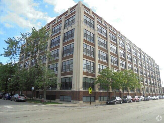 Building Photo - 3963 W Belmont Ave Unit 219 Rental
