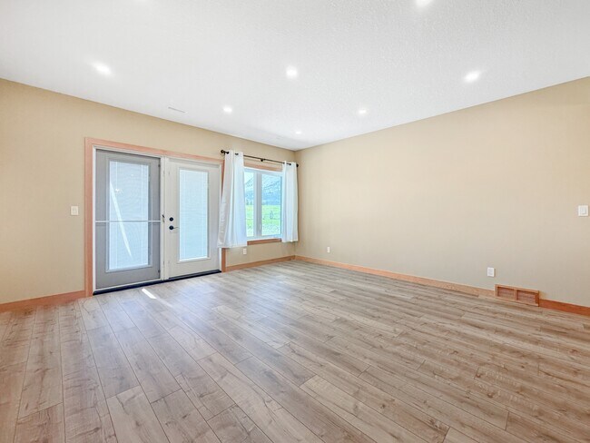 Photo - 2925-2214 214 St