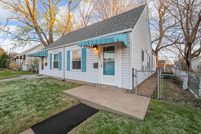 5903 with private fenced side yard - 5903 W Park Ave Unit 5903