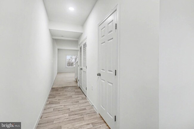 Building Photo - 7867 Oakbrook Dr