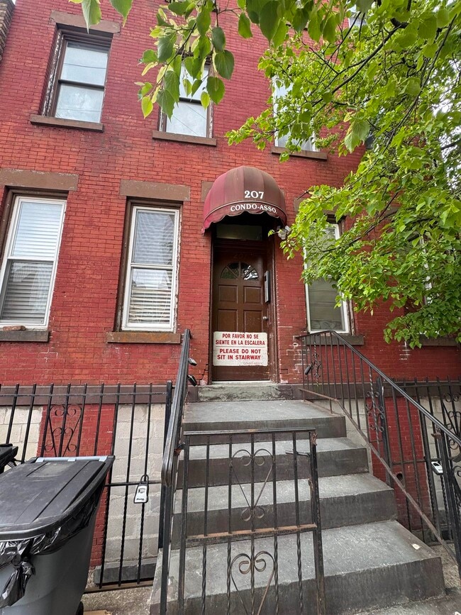 Building Photo - 207 15th St Unit 2L