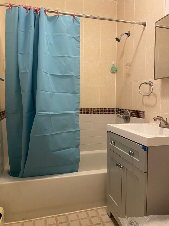 Photo - 7326 Queens Midtown Expy Unidad 3