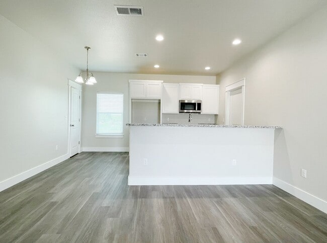 Photo - Cozy 3 bed, 2 bath close to City Center