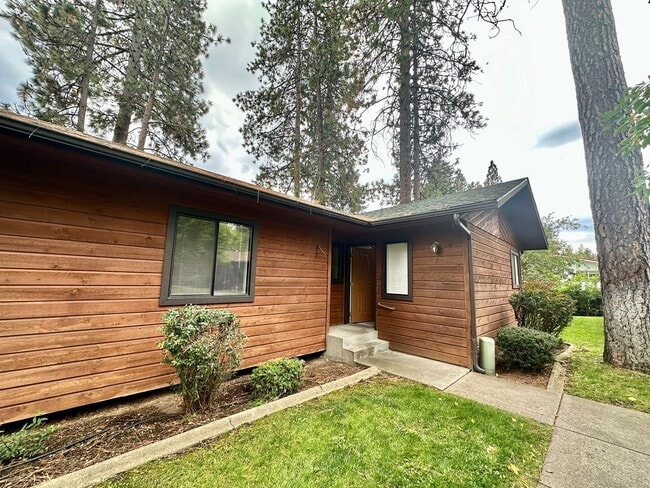Building Photo - For Rent: Cozy 2 Bed / 2 Bath Condo with E... Unit 7