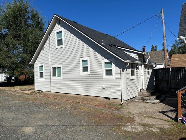 Photo - Updated 3 bedroom 1 bathroom house!