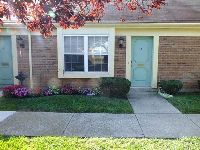 Building Photo - 524 Watervliet Ave Unit B