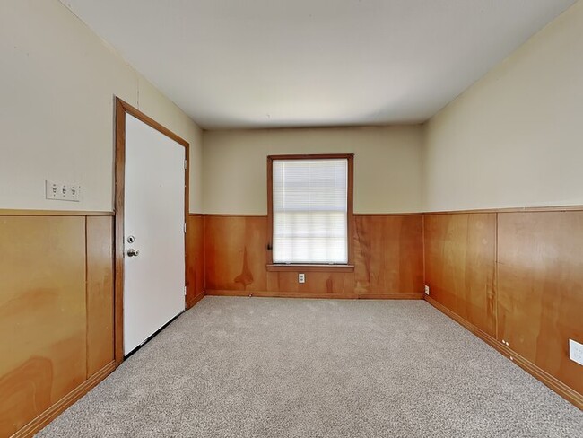 Photo - 201 W Avenue G