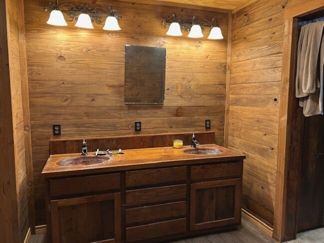 Building Photo - 34743 Betka Rd