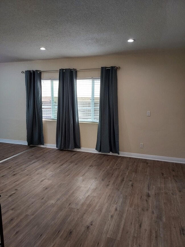 living room, curtains and blinds - 6043 Romaine St