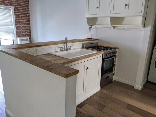 Building Photo - 1102 Stone St Rental