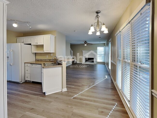 Photo - 285 Thornbush Ln