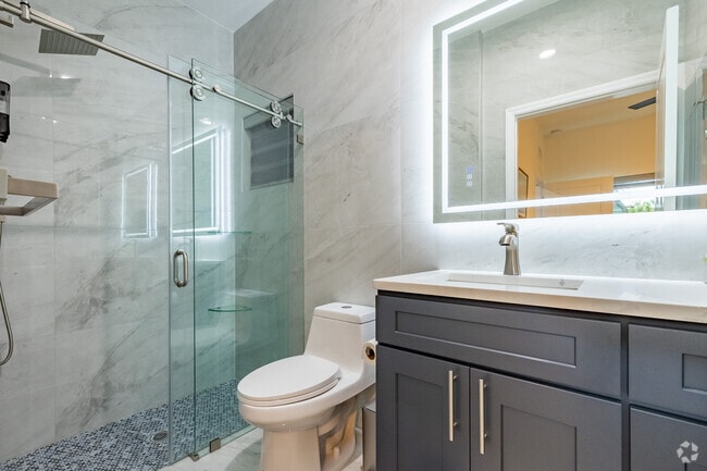 1 habitación, 1 baño - 400 pies cuadrados - Baño - 5:30 O Clock-Brand New Luxury Apartments