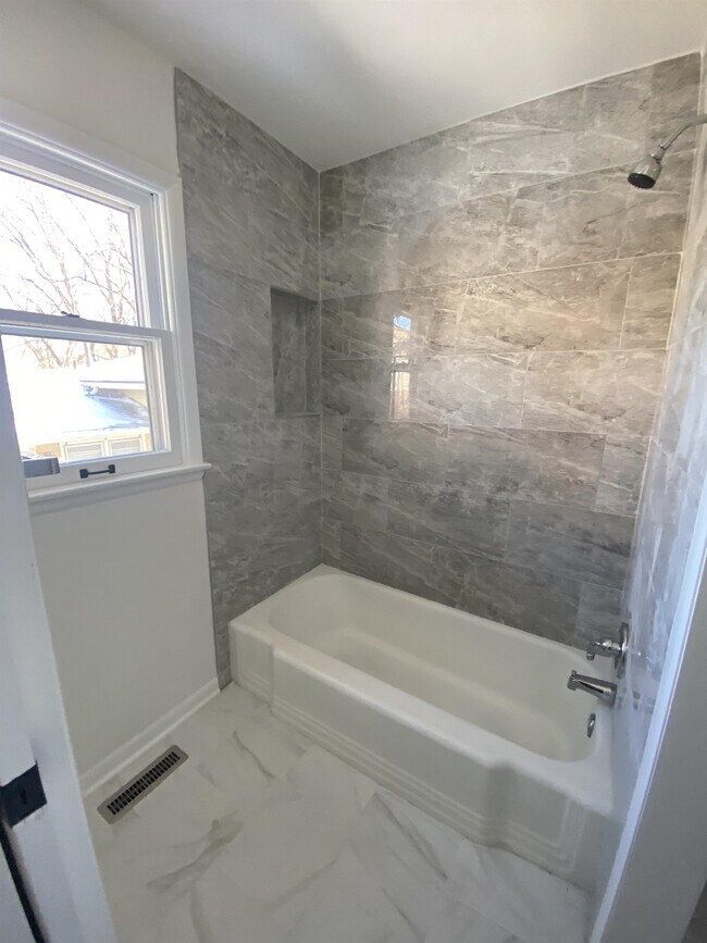 Photo - 1435 W 19th St