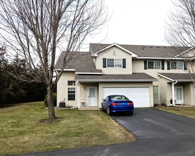 Building Photo - Nice 2 Bedroom 1.5 Bathroom Townhome in Hudson