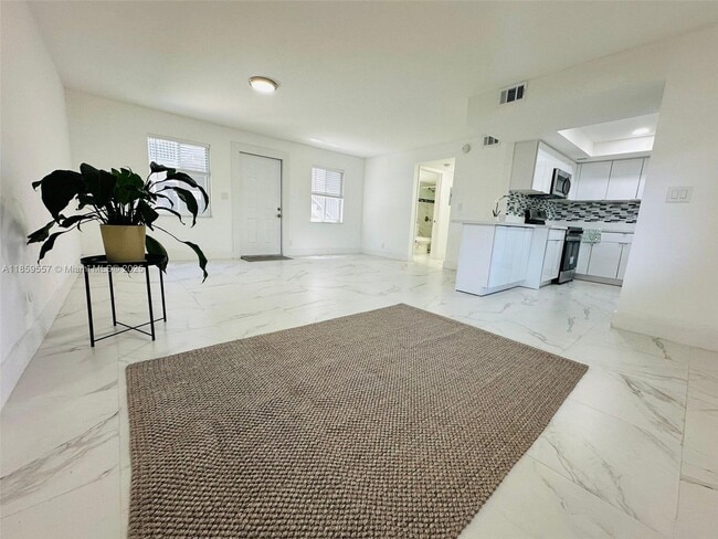 Building Photo - 414 SE 14th St Unit 4 Rental