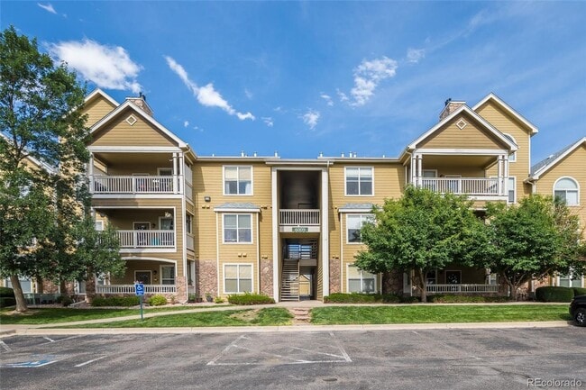 Building Photo - Great 2 bedroom/2bath condo- 3rd floor with loft! 1 car garage! Flexible Move in Date! -$250 off ... Unit C36