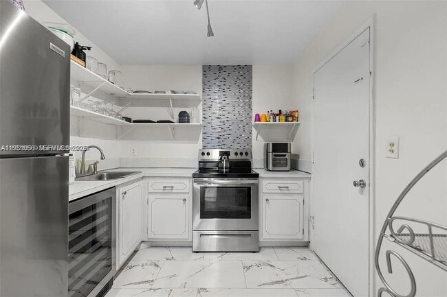 Building Photo - 4043 NW 16th St Unit 201