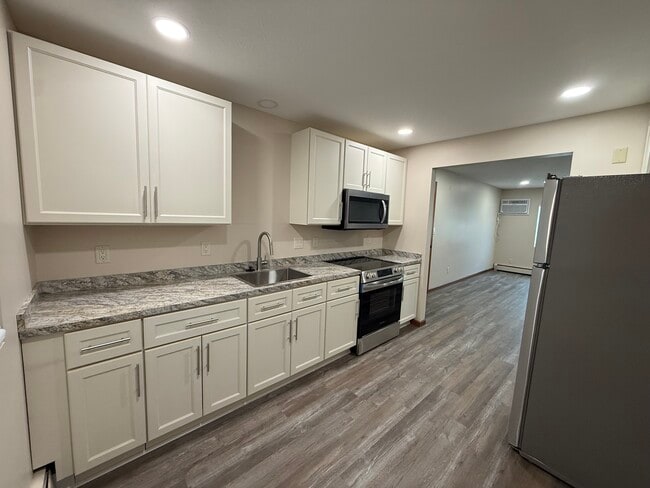 Kitchen - 1322 W Montrose St Unit 1