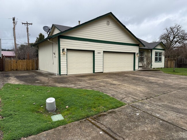 Photo - Beautiful 3 bedroom 2 bath house in Cottage Grove!
