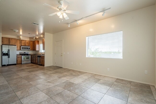 Photo - 642-642 E Lester St
