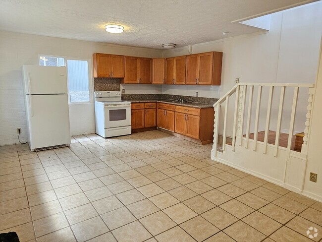 Building Photo - Spacious 3-Beds, 2-Bath Apartment. Back Unit B