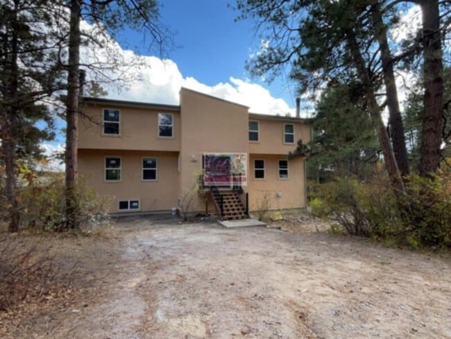 Building Photo - Duplex unit available in Black Forest