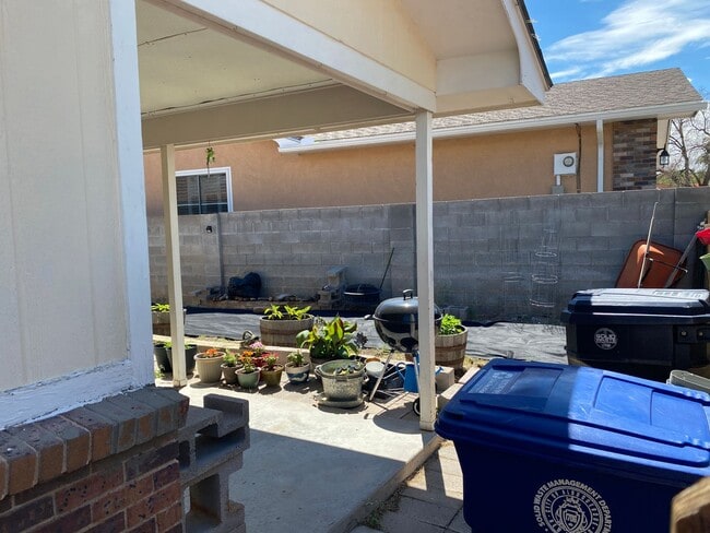Building Photo - Coming Soon! Cozy 3 bedroom 2 bathroom Hom... Rental