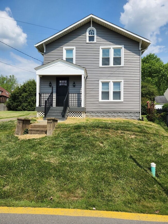 Photo - 3 Bed/2 Bath House Located in Suncrest Lawncare included - Available NOW