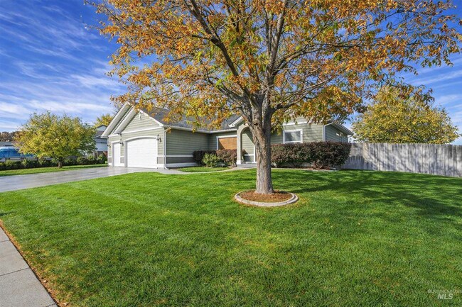 Photo - 220 NE Greystone Loop