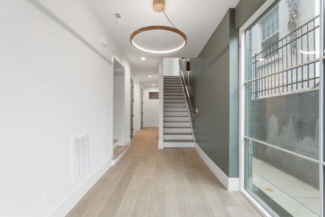 Building Photo - 3718 West End Ave Unit 5