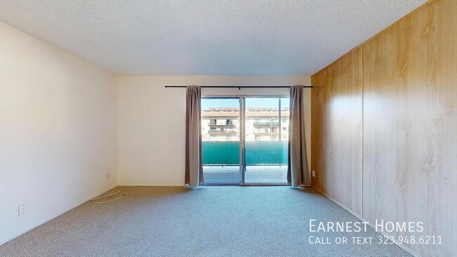 Photo - 5460 White Oak Ave