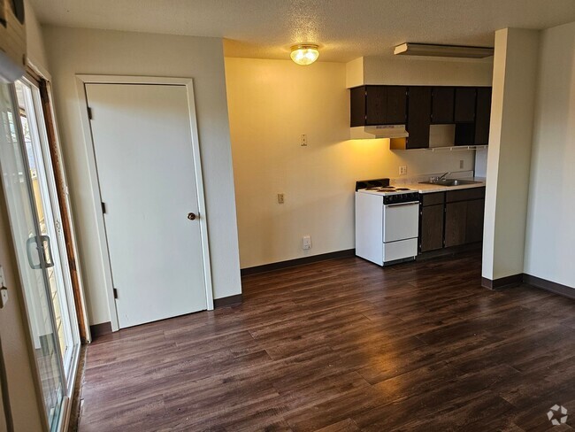 Building Photo - 402 N Iowa St Unit 402-08 Rental