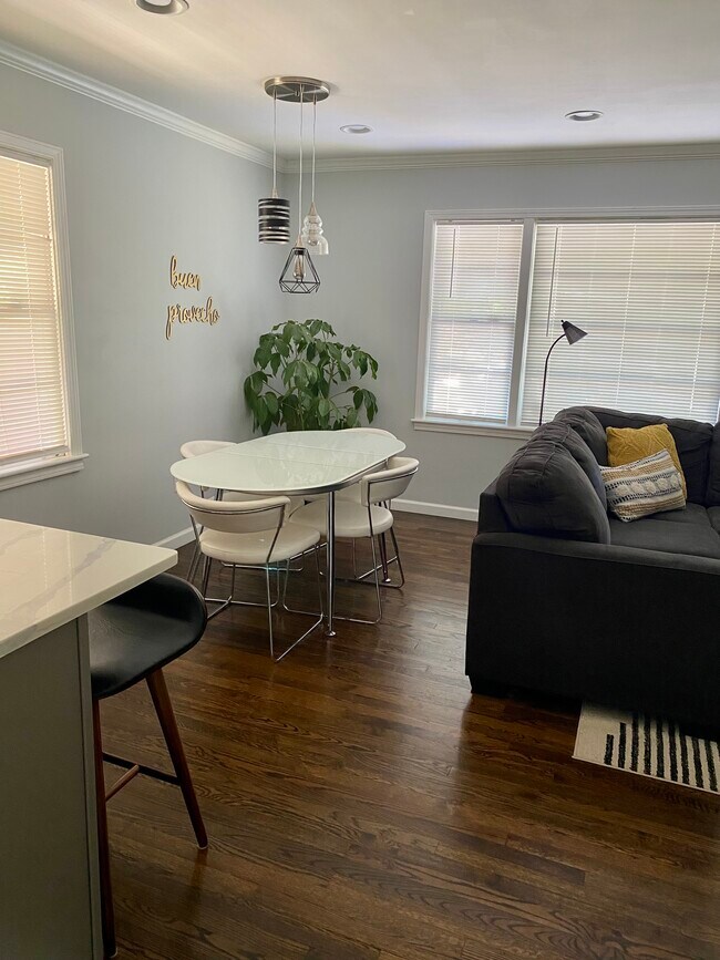Dining area with pendant fixture - 3172 Sandusky Dr