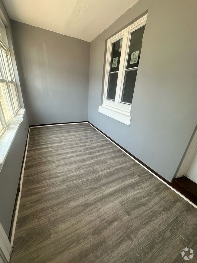 Building Photo - 3 bedrooms / 1 full bathrooms  renovated i... Rental