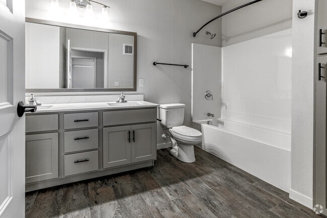 2BR, 1BA - 1,028SF - Bathroom
