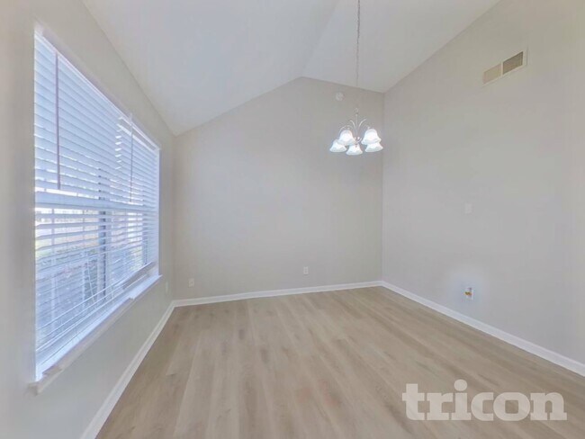 Photo - 2368 Rambling Way