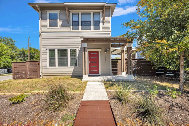 Building Photo - 2 Bed / 2.5 Bath Home Available in Dignowity Hill Historic District