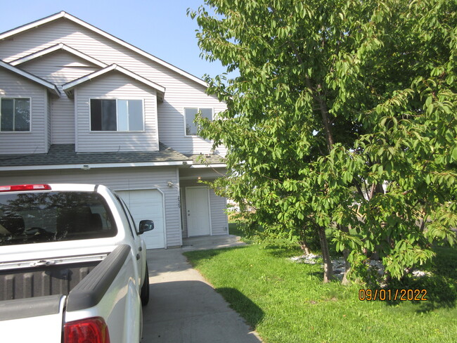 front view, 2529 E Desmet duplex - 2529 E Desmet Ave Casa Adosada