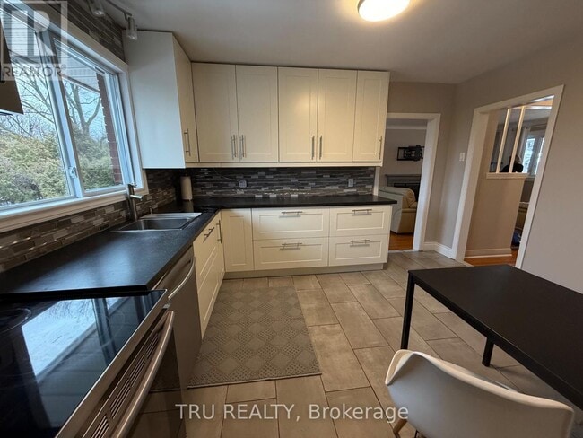 Photo - 7 Roundhay Dr