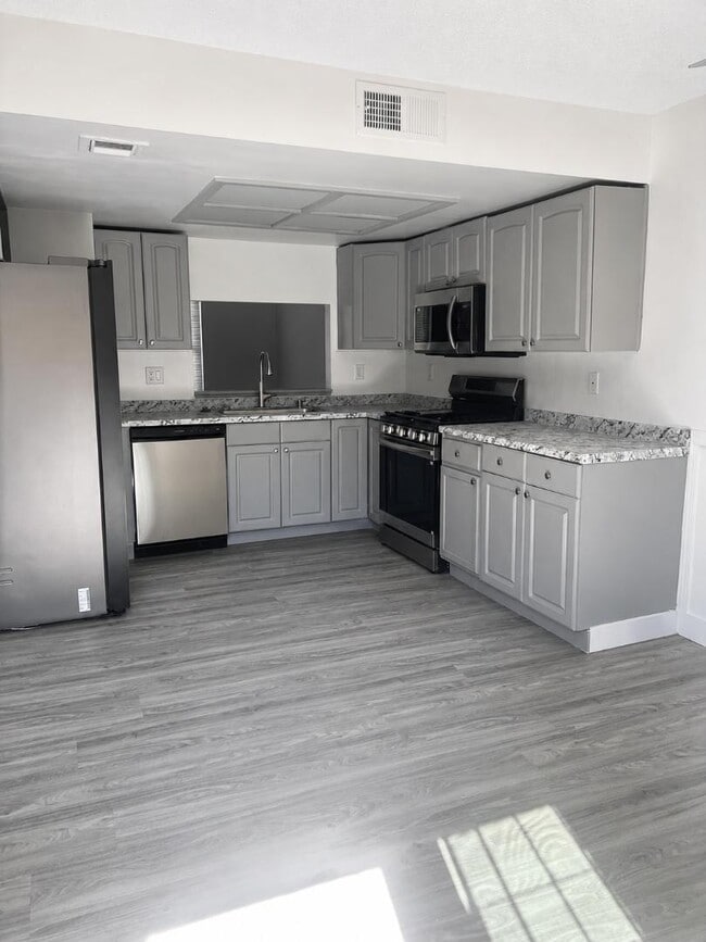 Photo - 870 Flagstone Way