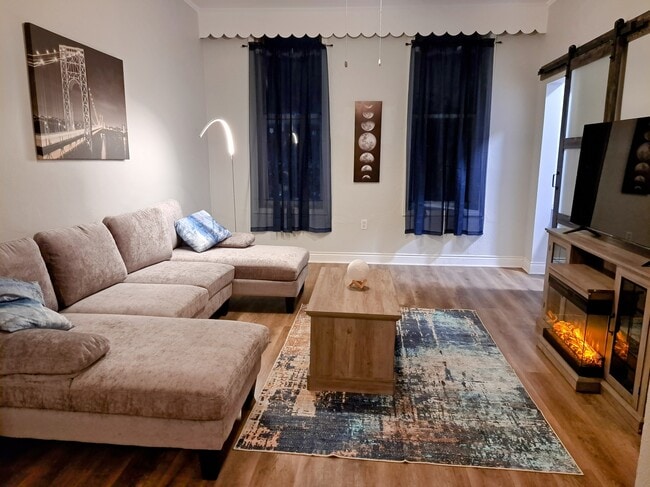 Building Photo - 1540 W 17th St Unit Apt 2