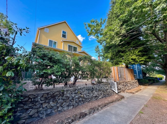 Building Photo - 2625 NE Clackamas St Unit 4