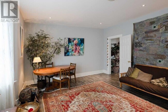 Photo - 2 Bloor St W