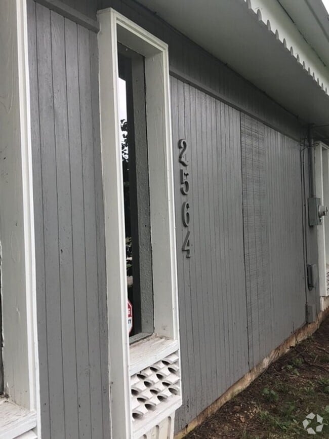 Building Photo - 2 Bed 1 Bath Home