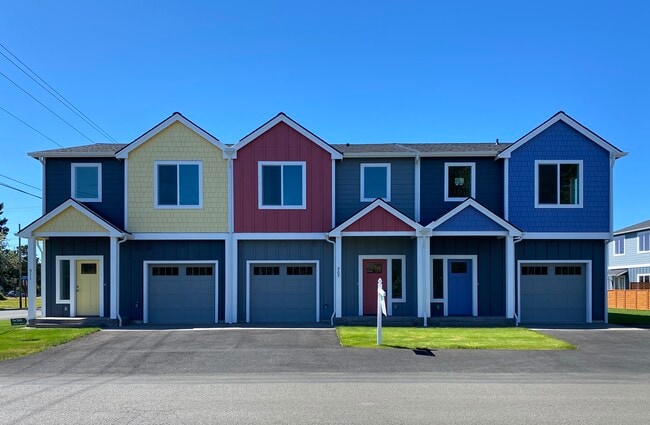 Building Photo - Townhouse 911