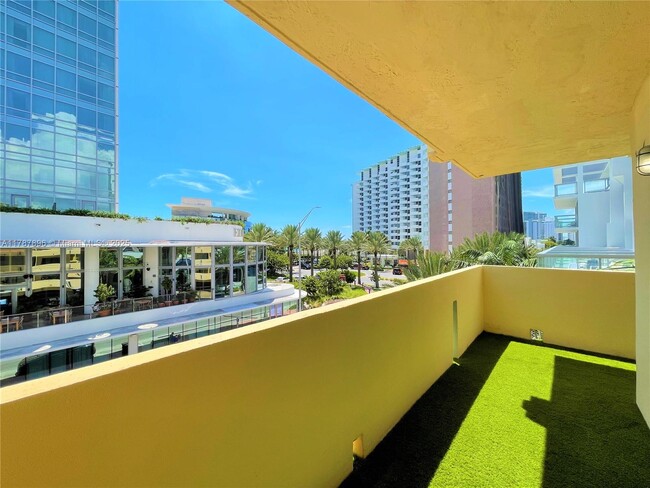Building Photo - 2924 Collins Ave Unit 403 Rental