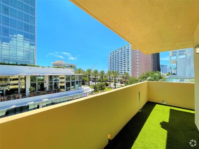 Building Photo - 2924 Collins Ave Unit 403 Rental