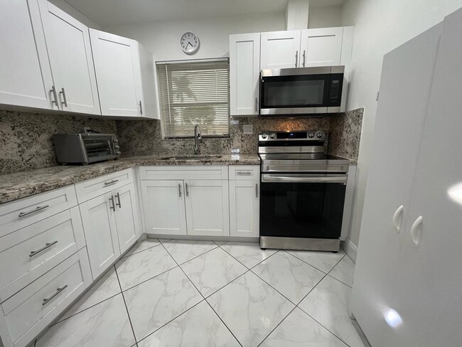 Photo - 2665 Dudley Dr W