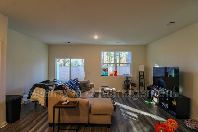 Photo - 507 Scarlett Maple St