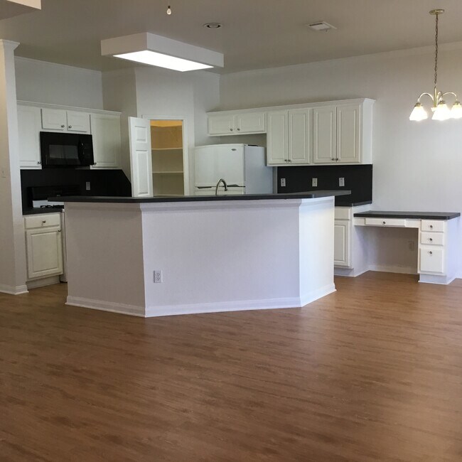 Cocina con alacena grande de esquina - 2909 Whisper Oaks Ln